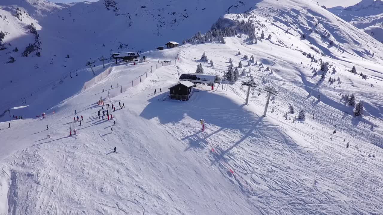 슬로프와 체어리프트를 지나다