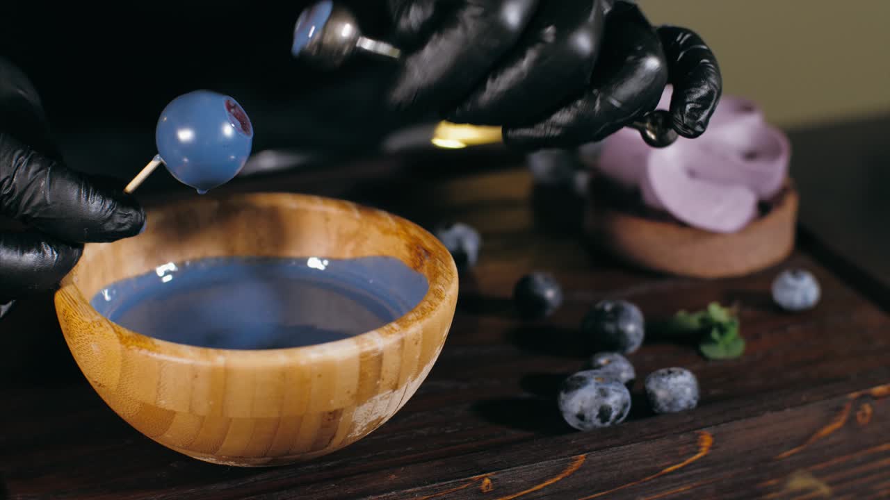 페이스트리 셰프는 블루베리 케이크를 기 위해 인공 베리를 만들고 있습니다.