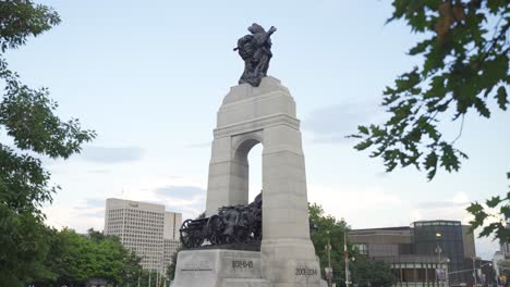 national war memorial en verano en ottawa, ontario, canadá