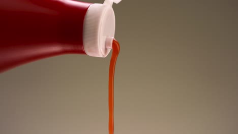 el ketchup se vierte de la botella.