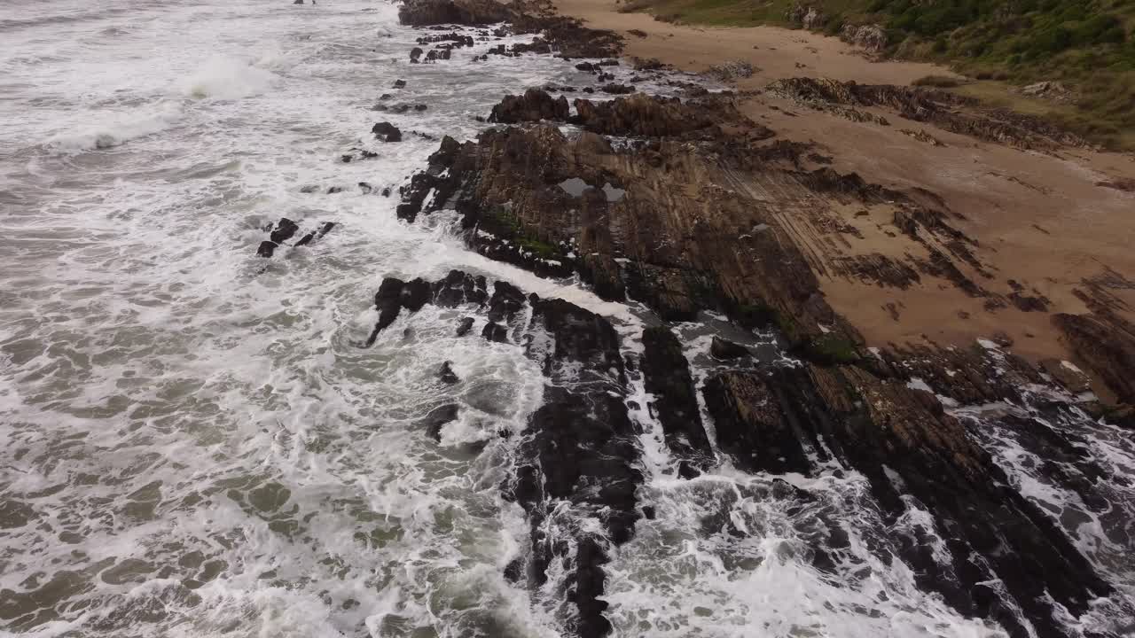 toma aérea de pájaros de rocas antiguas, parte del continente histórico de gondwana en la pedrera en uruguay
