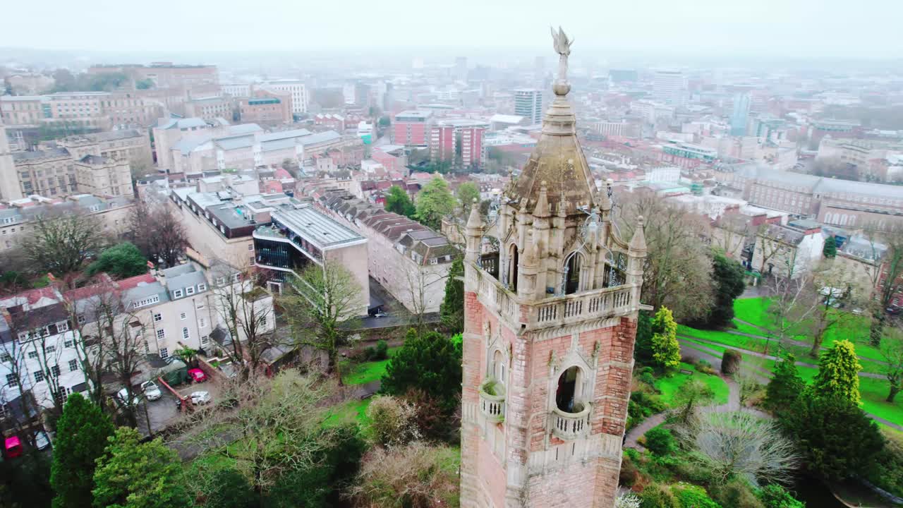 drone dando vueltas alrededor de la torre cabot en el parque público en brandon hill en bristol, inglaterra