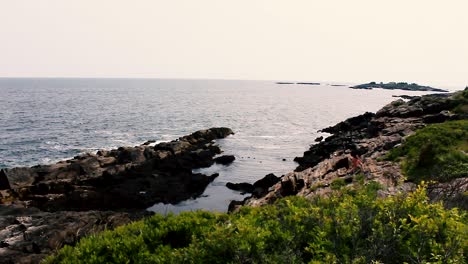 Ein-Spaziergang-Entlang-Des-Giant-Stairs-Trail-Auf-Bailey-Island,-Maine