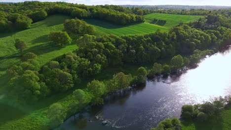 Der-Fluss-Vienne-Durchquert-Die-Grüne-Landschaft-Von-Saint-Viturnien,-Nouvelle-Aquitaine-In-Frankreich