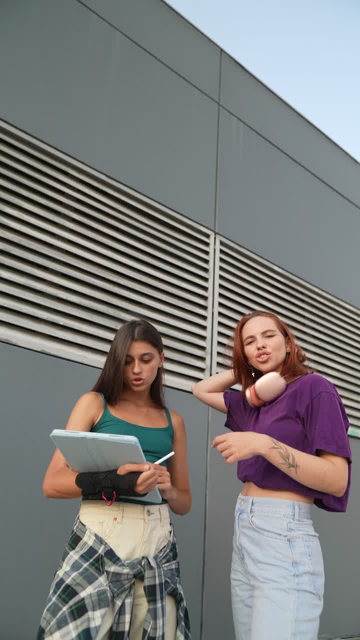 Duas jovens colaborando ao ar livre