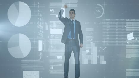 procesamiento de datos estadísticos contra empresario caucásico protestando contra el fondo gris