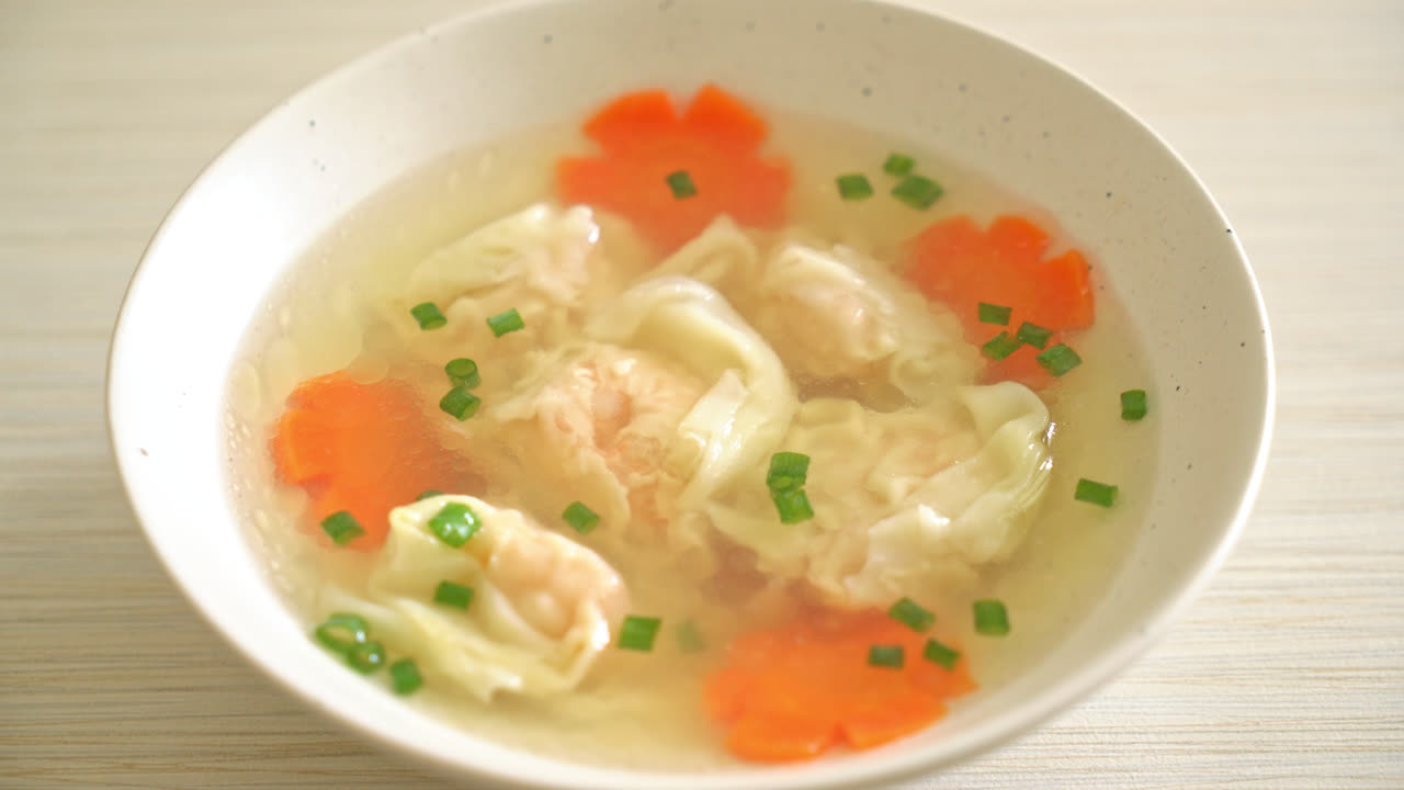 Rejedumplingsuppe i hvid skål - Asiatisk madstil