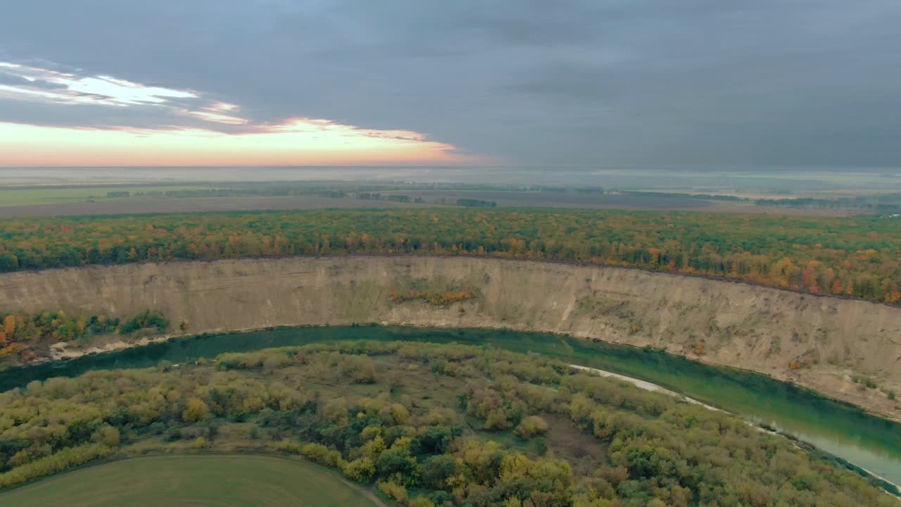 осенний поворот реки с воздуха