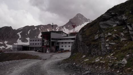 Cable-Car-Tower-At-The-Kitzsteinhorn-Mountain-During-Cloudy-Weather-In-Kaprun,-Austria