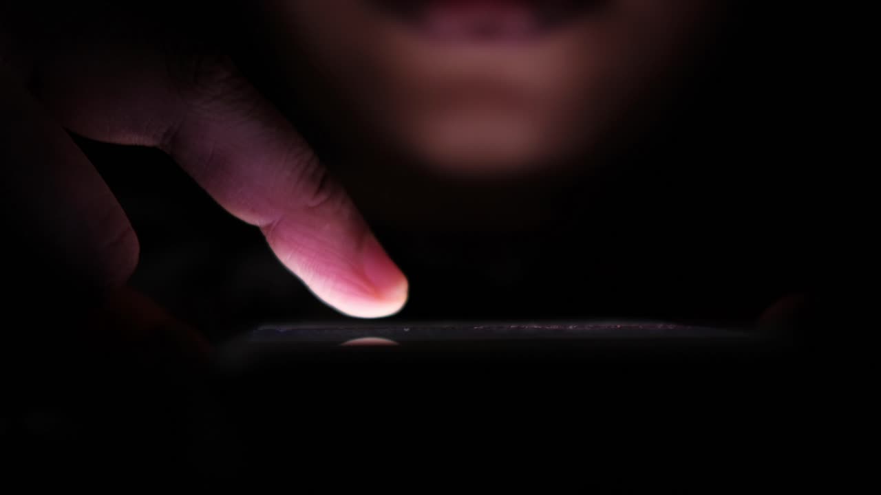 밤에 스마트폰을 사용하는 사람