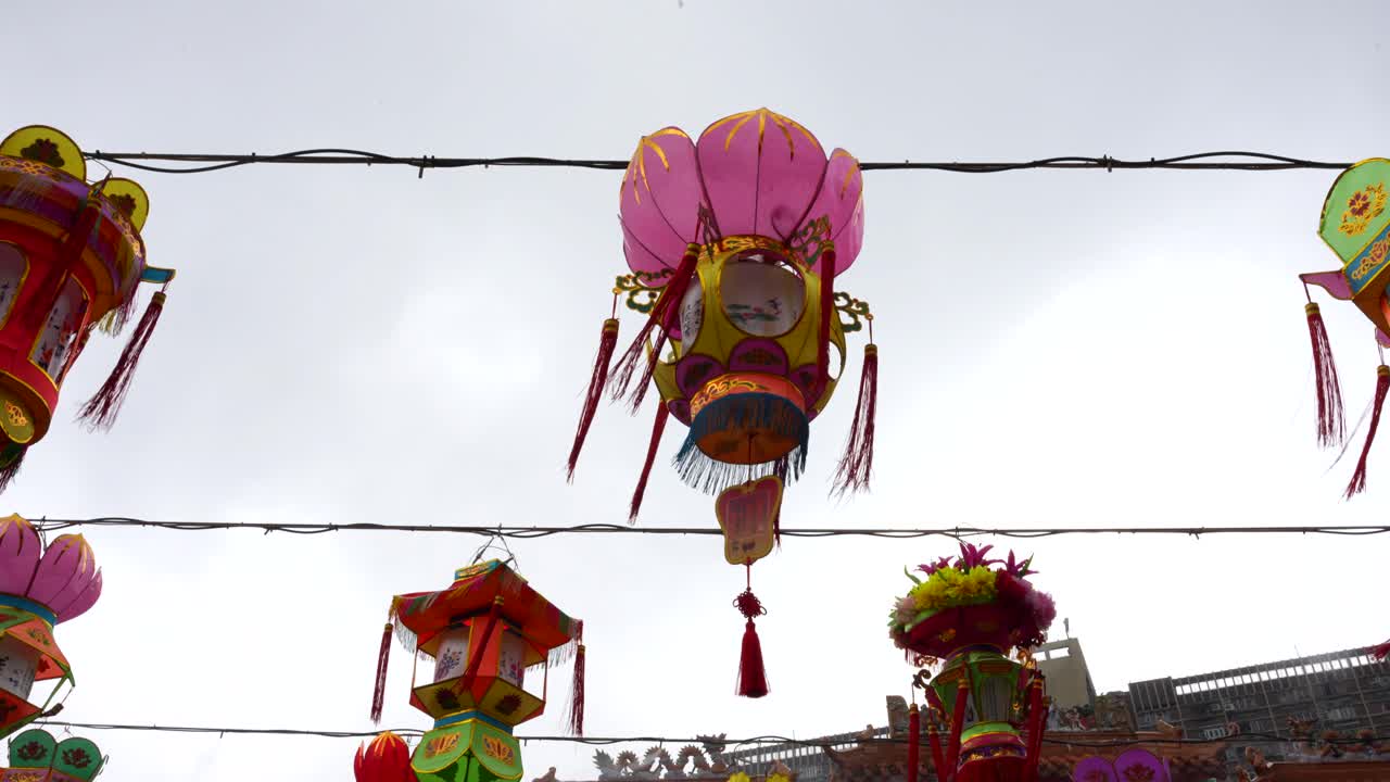 linternas chinas coloridas colgando afuera del templo de won tai sin durante una celebración en hong kong
