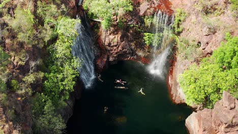 Leute-Schwimmen-Am-Wasserloch-An-Einem-Sonnigen-Tag-Mit-Florence-Falls-Im-Litchfield-National-Park,-Australien