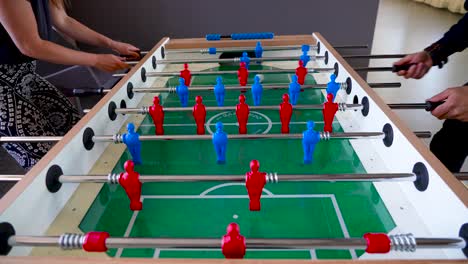el video muestra a dos personas, un hombre y una mujer, jugando al fútbol de mesa o al futbolín en un espacio de oficina durante un descanso en 4k estonia tallinn europa
