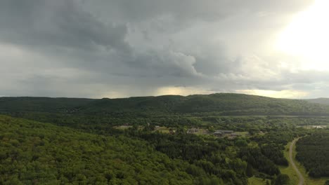 Espectaculares-Nubes-Y-Cielos-Vistos-Por-Drones-Volando-Lentamente-Sobre-El-Campo