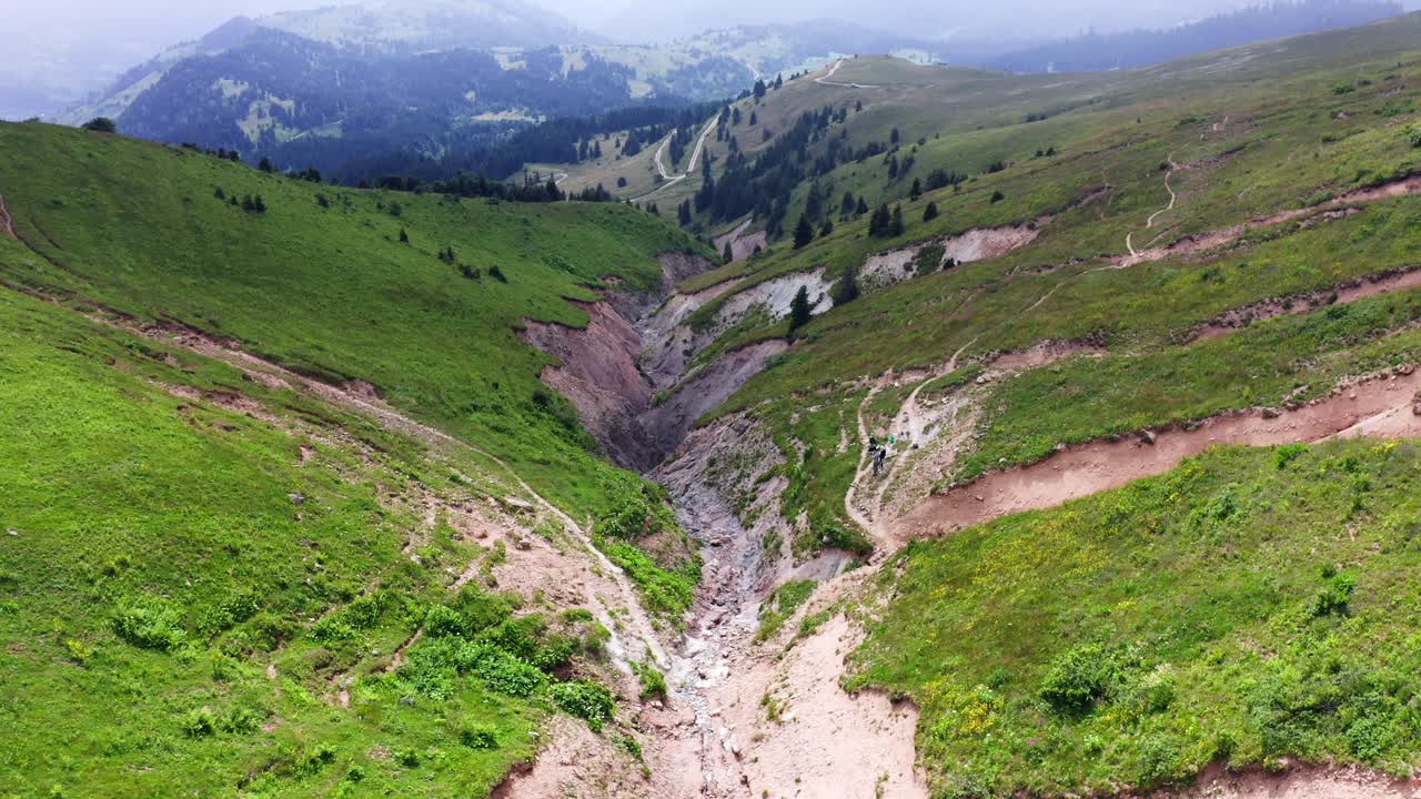 paisaje montañoso del cañón entre colinas verdes inclinadas, vuelo descendente de drones