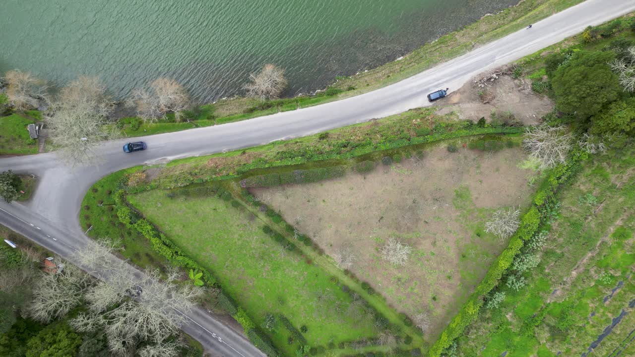 시골 도로 교차로와 재산의 공중 사진