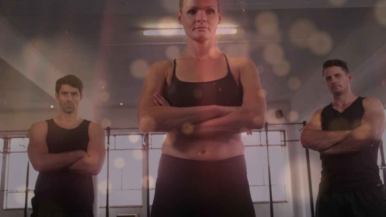 체육관에서 팔을 고 포즈를 취하는 백인 남성과 여성에 대한 렌즈 플레어 애니메이션