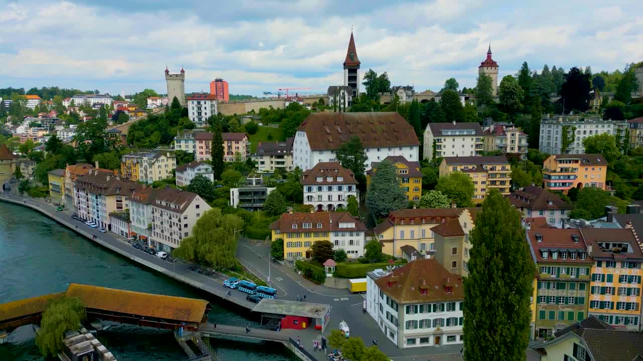 video de avión no tripulado de 4k de la pared musegg cerca del río reuss en lucerna, suiza