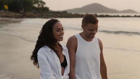 Linda-Pareja-Caminando-Por-La-Playa