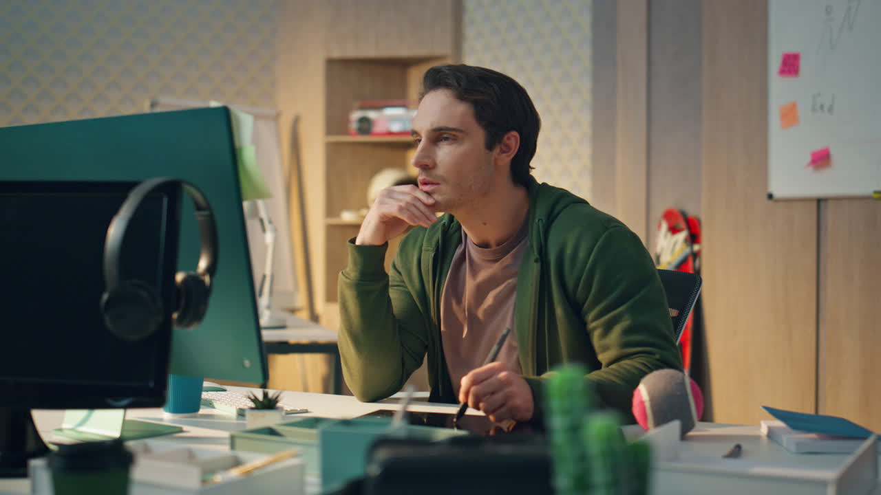 진지한 디자이너가 가정 사무실에서 일하는 컴퓨터, 창조자, 그림 그리는 태블릿, 혼자