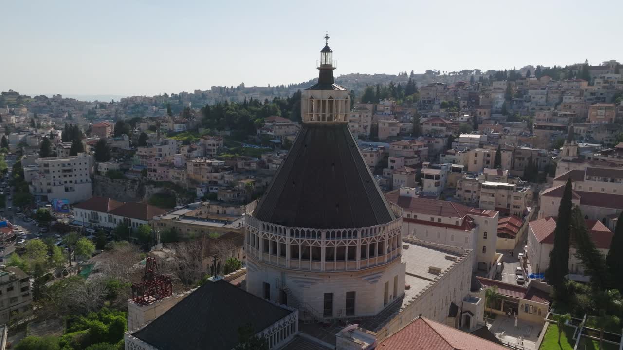 órbitas aéreas cúpula multifacética en la cima de la iglesia de la anunciación, israel