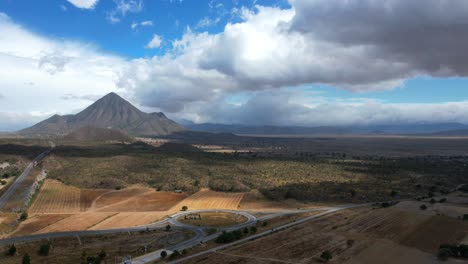 timelapse de una montaña y una rotonda en una carretera mexicana en el estado de puebla y tlaxcala