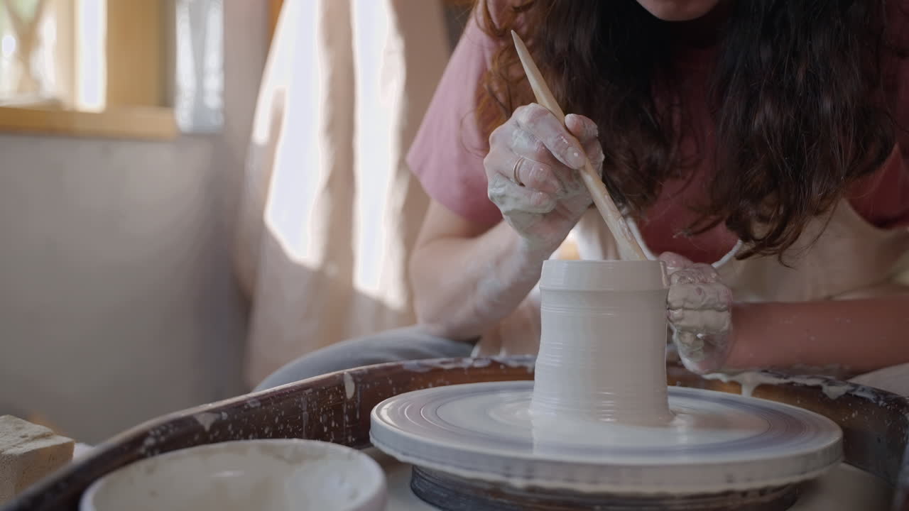 바 위 에서 도자기 를 만드는 여자