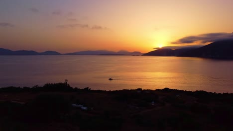 Sonnenaufgang-Mit-Einem-Fischerboot,-Das-Vor-Inseln-Vorbeifährt