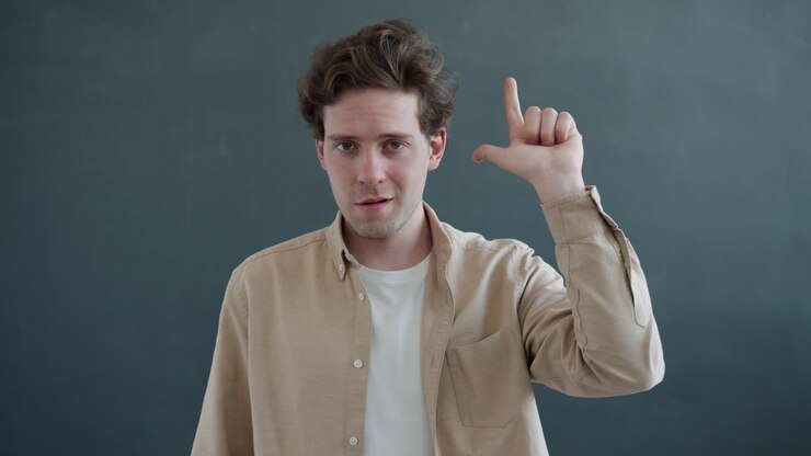 Uomo che indica con un dito e conta fino a quattro