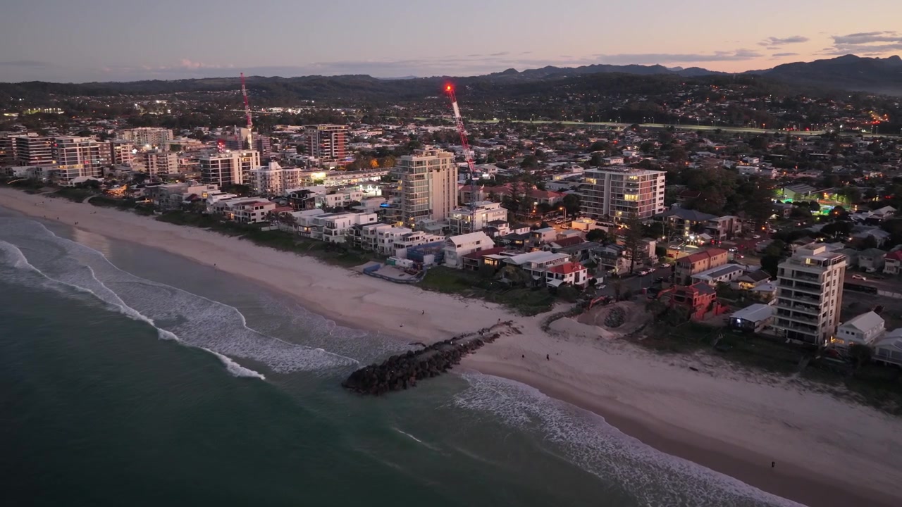Bãi biển Palm lúc hoàng hôn ở Gold Coast, Queensland, Úc - Ảnh chụp bằng drone