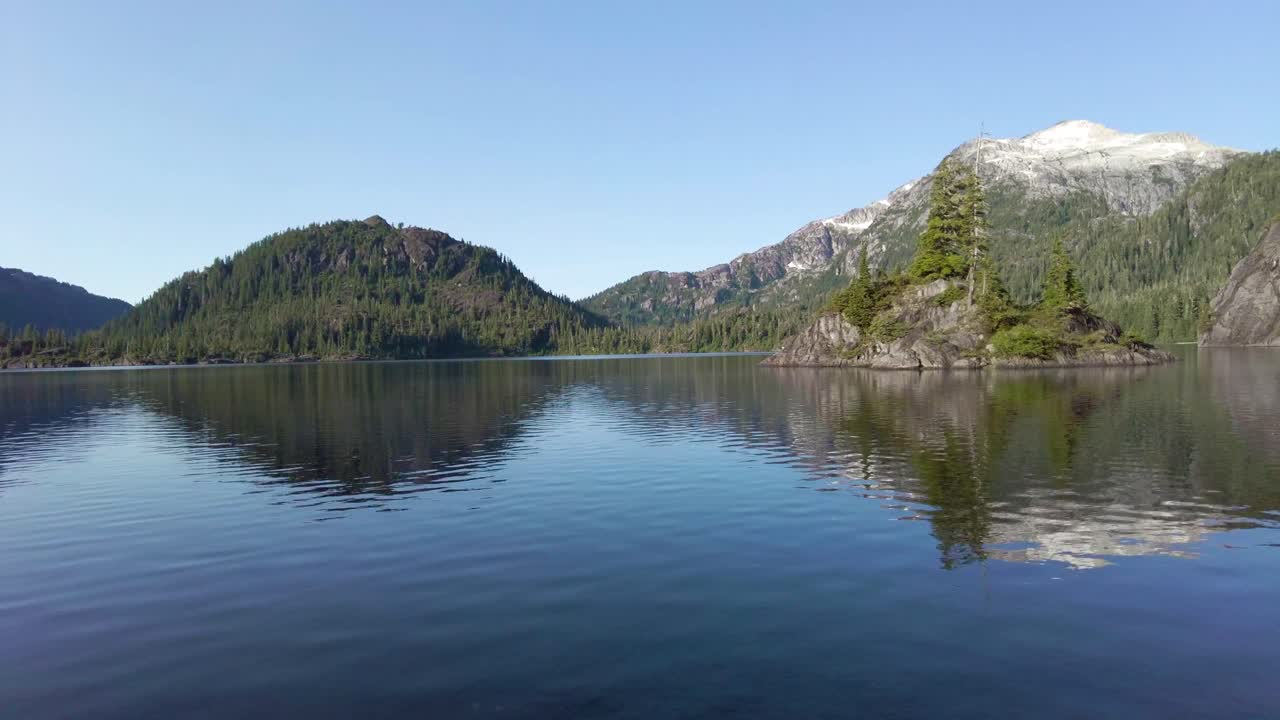 Lac Bedwell : Vues sur le lac et les montagnes sur l'île de Vancouver.