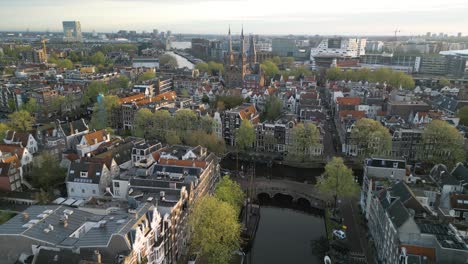 asombroso establecimiento de un avión no tripulado filmado sobre los canales de ámsterdam