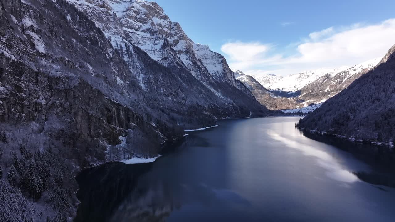 Vista panoramica aerea del Lago Klöntalersee, nel cantone di Glarona, Svizzera, in una giornata invernale nevosa.