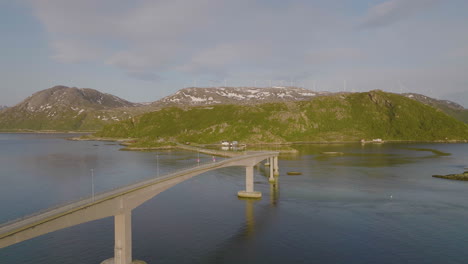 luftflug über die malerische brücke der sommaroy-insel, die den fjord überspannt