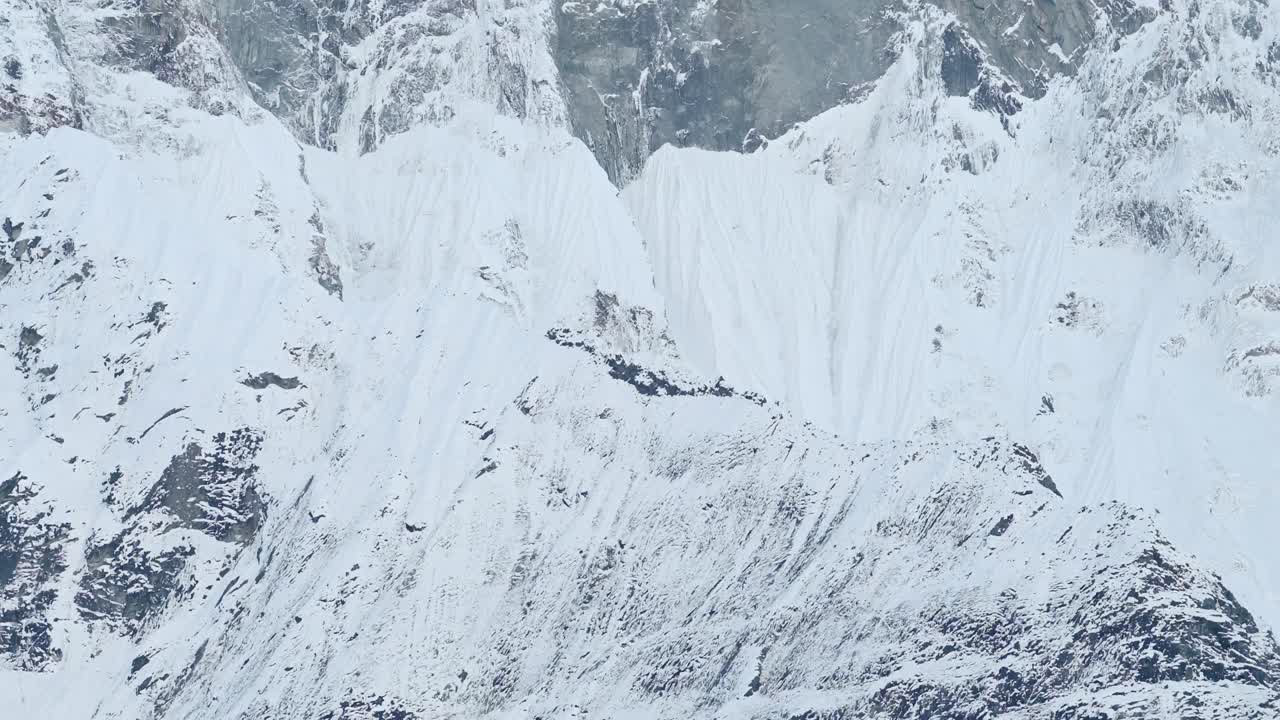 히말라야 산맥에서 눈이 인 가파른 산면, 네팔의 산면, 눈이 쌓인 색 산 풍경, 겨울에는 거친 산면
