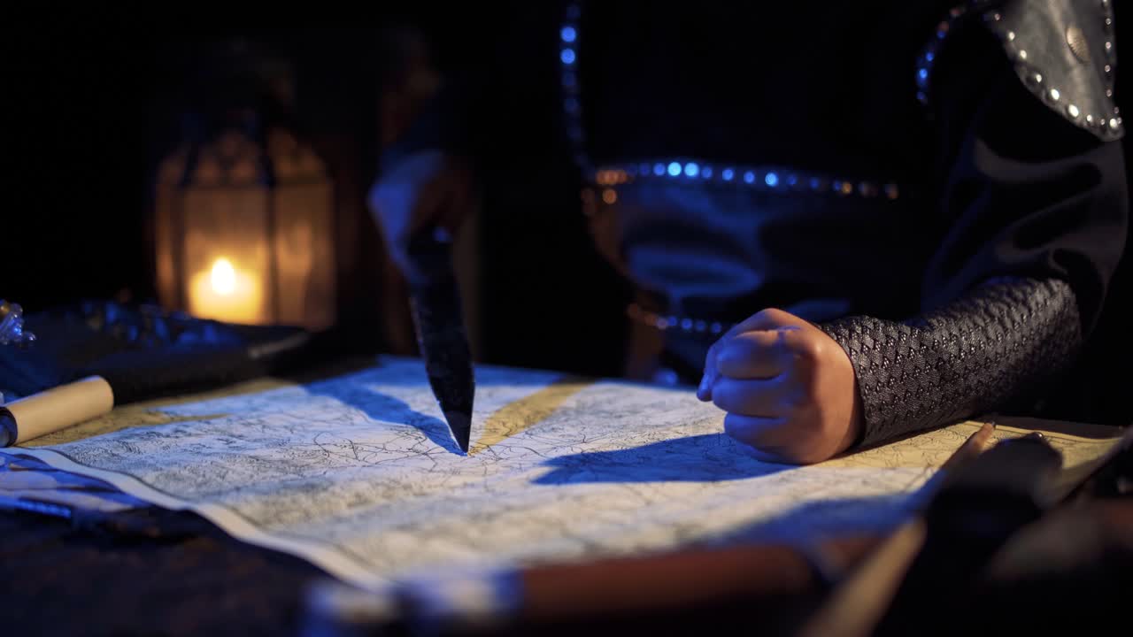 командир работает над картой.