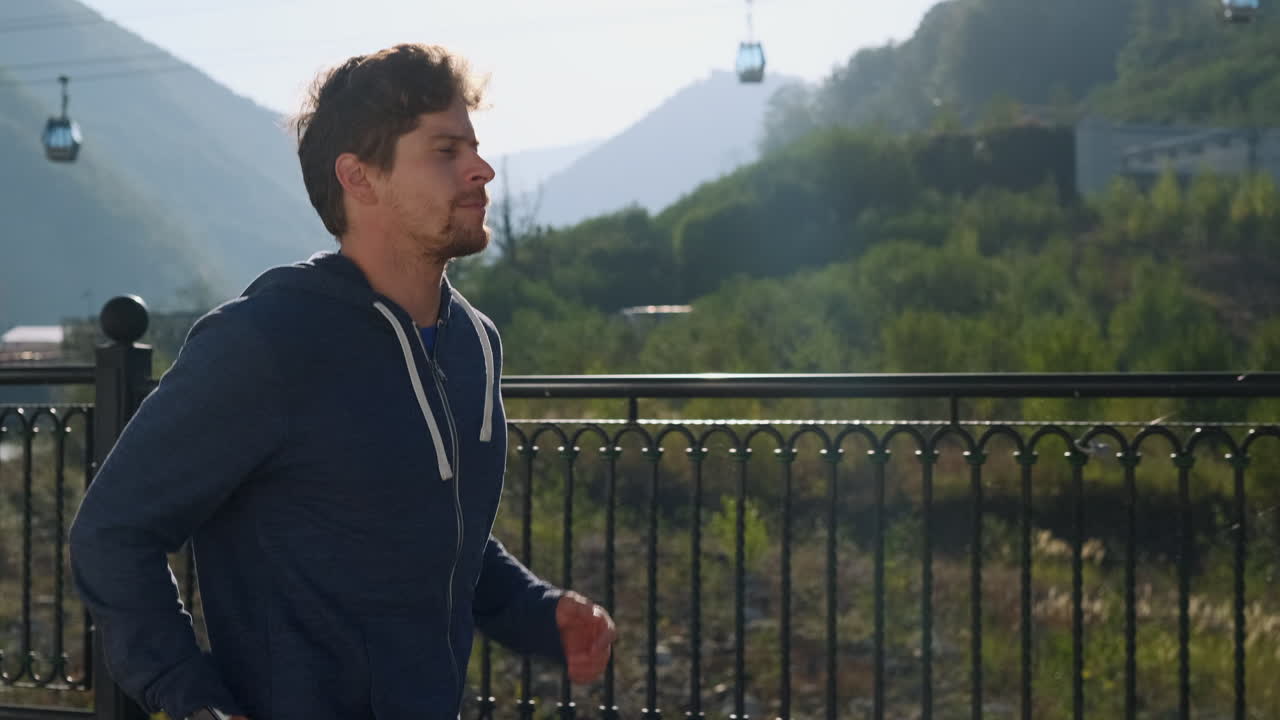 산악 지역 에서 야외 에서 달리는 사람