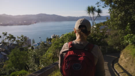 Toma-En-Cámara-Lenta-De-Una-Mujer-Caminando-Y-Revelando-Las-Hermosas-Vistas-De-Nueva-Zelanda