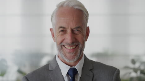 retrato feliz hombre de negocios senior ejecutivo riendo disfrutando de una carrera exitosa empresario profesional de mediana edad vestido con traje