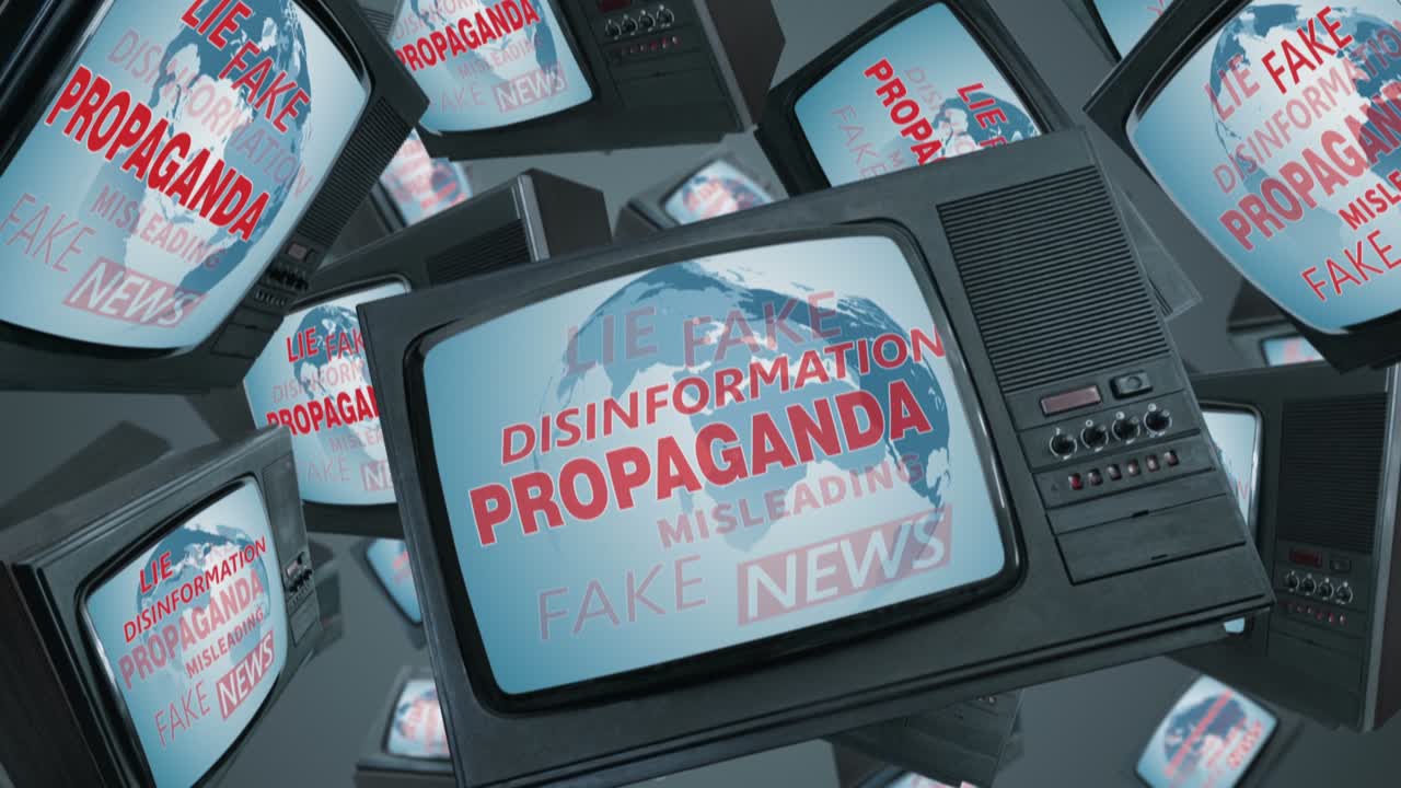 muchos receptores de televisión con noticias falsas en las pantallas