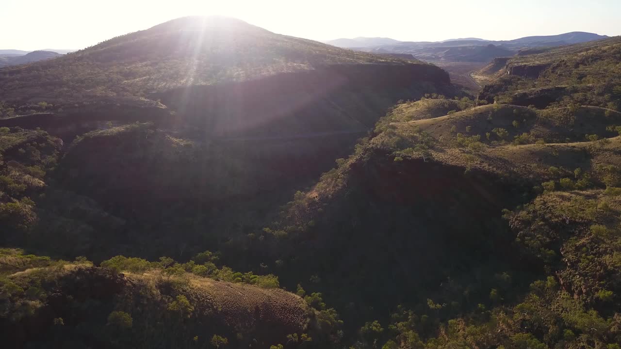 해가 지는 동안 오스트레일리아 외의 깊은 곳에 있는 캠핑장 의 협곡