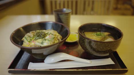 レストランでのうどんと丼の和食