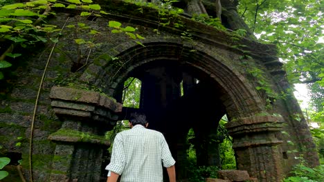 Joven-Explorando-Una-Vieja-Casa-Abandonada-En-Ruinas-En-Goa,-India