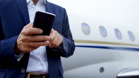 hombre de negocios usando un teléfono móvil en un 4k desbocado