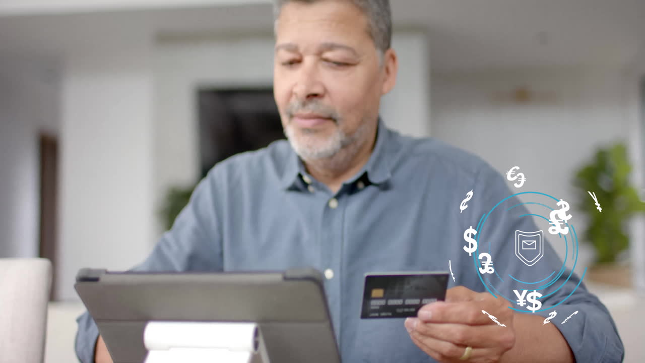 animación de iconos de divisas y datos sobre hombre biracial pagando en línea con tarjeta