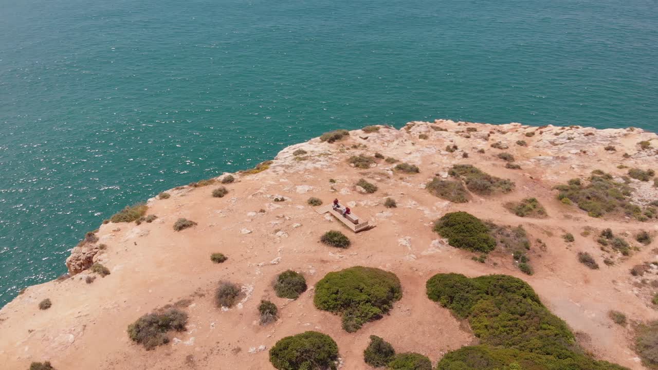 Ripresa orbitale dall'alto sopra un punto panoramico sulla scogliera sul litorale della costa sud, Algarve.