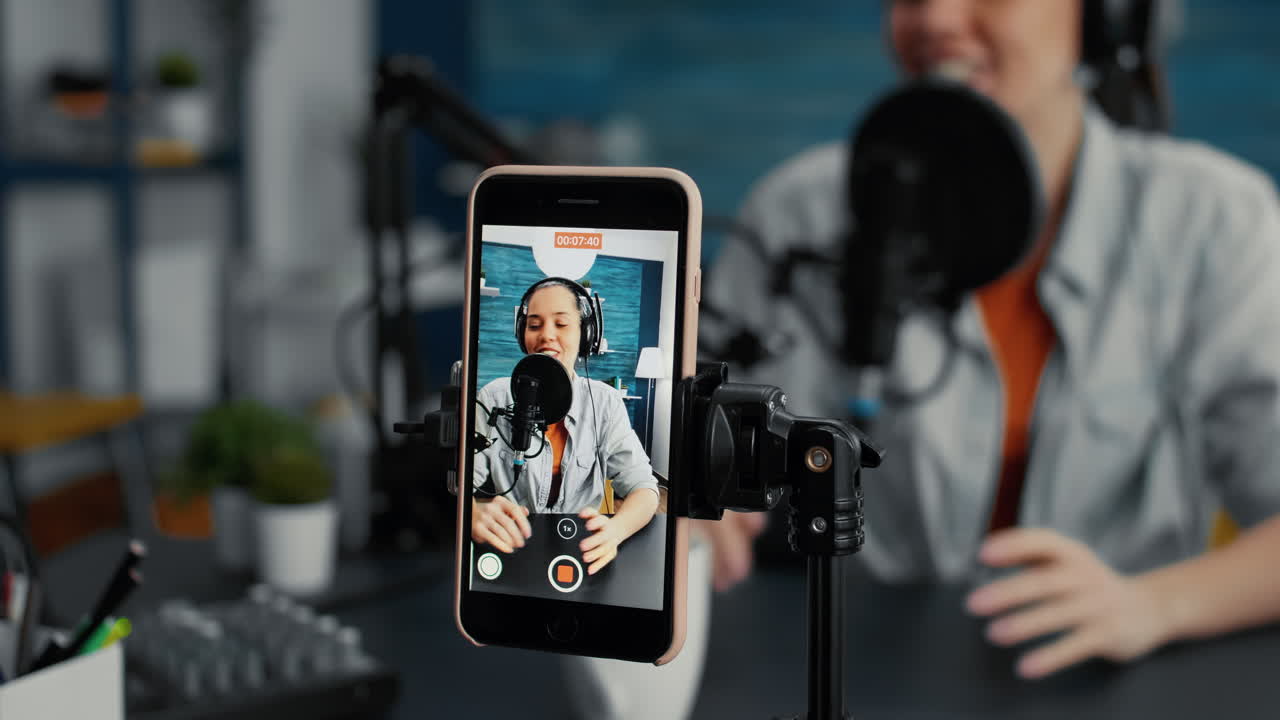 En smartphone optager en kreativ skaber af digitalt indhold, der fortæller historier fra livet