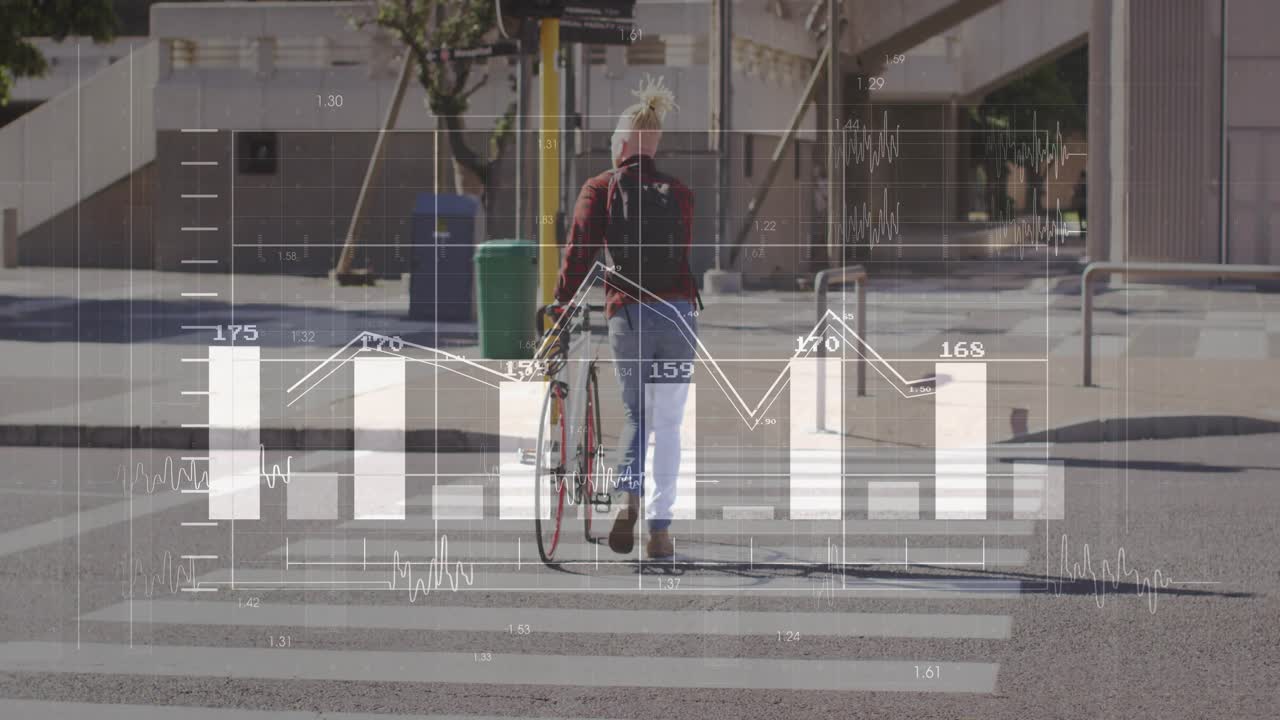 Man duwt fiets, stapt op zebrapad naar stoeprand terwijl doorschijnende tech-overlays worden bijgewerkt en zweven