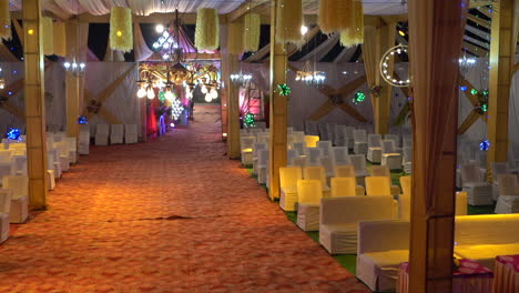 en dehradun, uttarakhand, india, el salón de banquetes está decorado para la ceremonia de matrimonio.