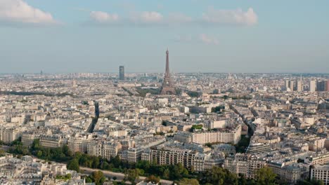 Dolly-Forward-Drohnenaufnahme-Des-Eiffelturms-In-Paris-Bei-Sonnenuntergang